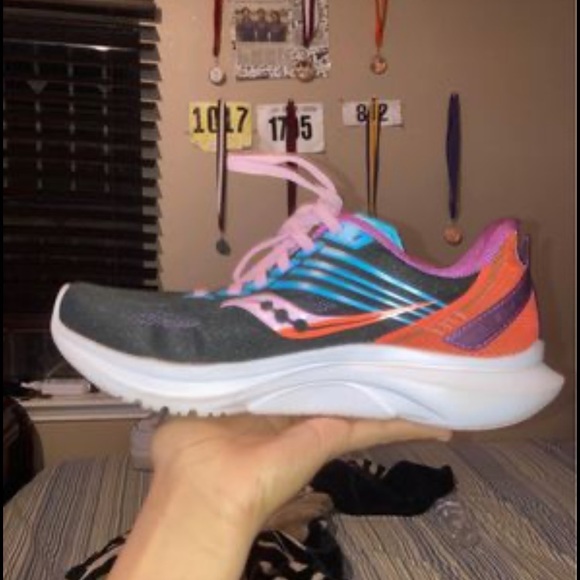 I’m selling these saucony running shoes. Brand new both size 7 - Picture 2 of 4